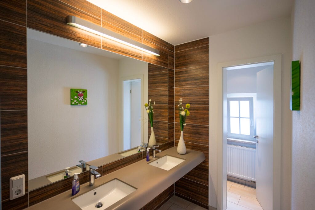 Modernes Badezimmer mit doppeltem Waschbecken und Spiegel.