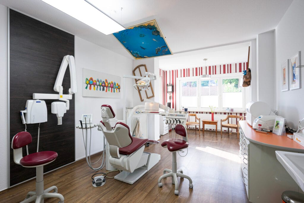 Medizinisches Personal benutzt Laborzentrifuge. Eigenblutentnahme.