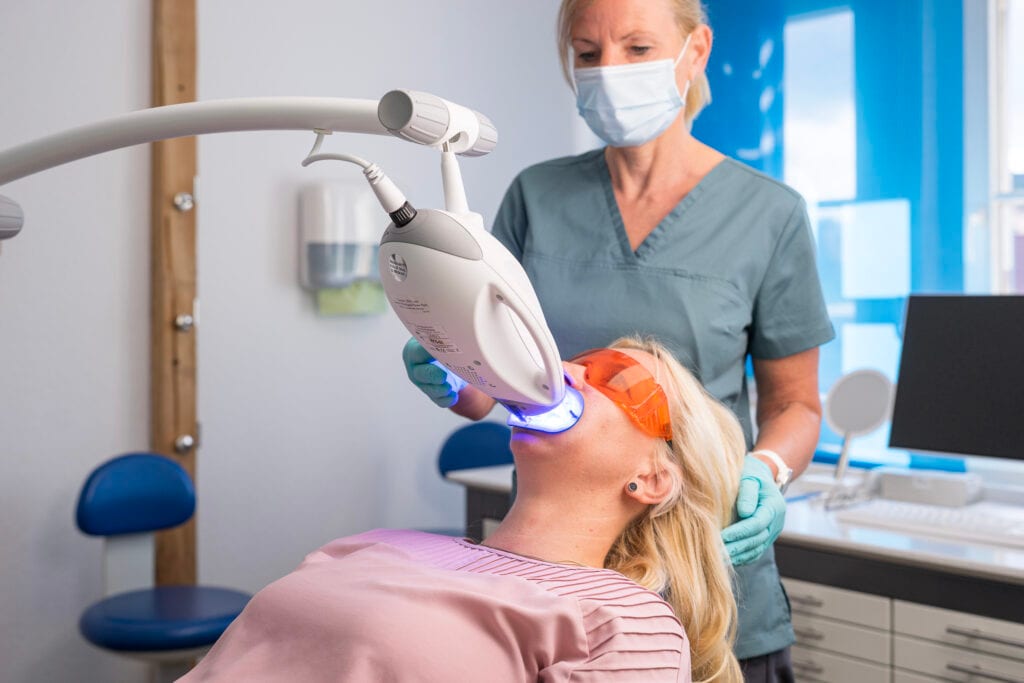 Zahnaufhellung beim Zahnarzt.