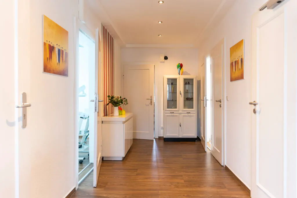 Moderner Flur in einer Arztpraxis.