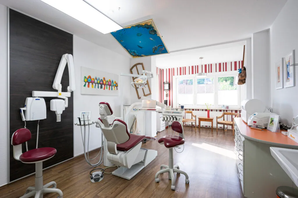 Medizinisches Personal benutzt Laborzentrifuge. Eigenblutentnahme.