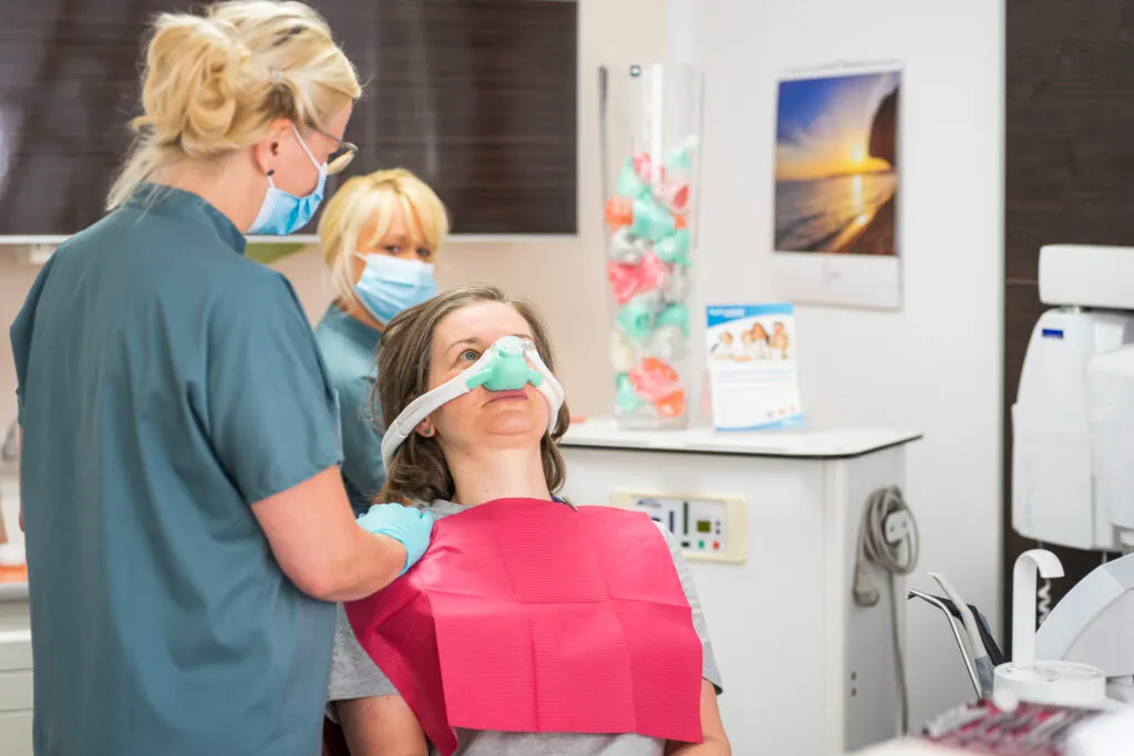 Patientin beim Zahnarzt mit Lachgassedierung.