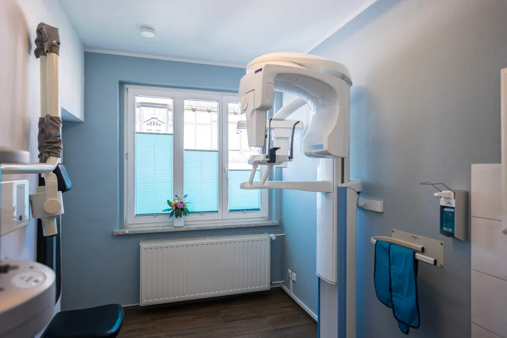 Zahnarztpraxis mit Röntgenapparat.